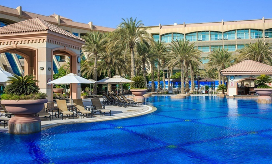 Image 1: Abu Dhabi: 5* Stay with Breakfast