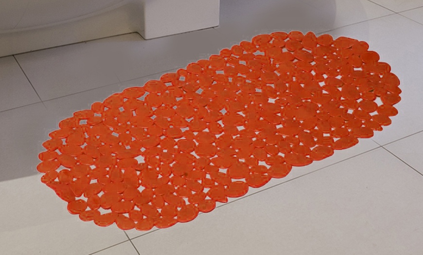 Image 4: Anti-Slip Pebble Design Bath Mat