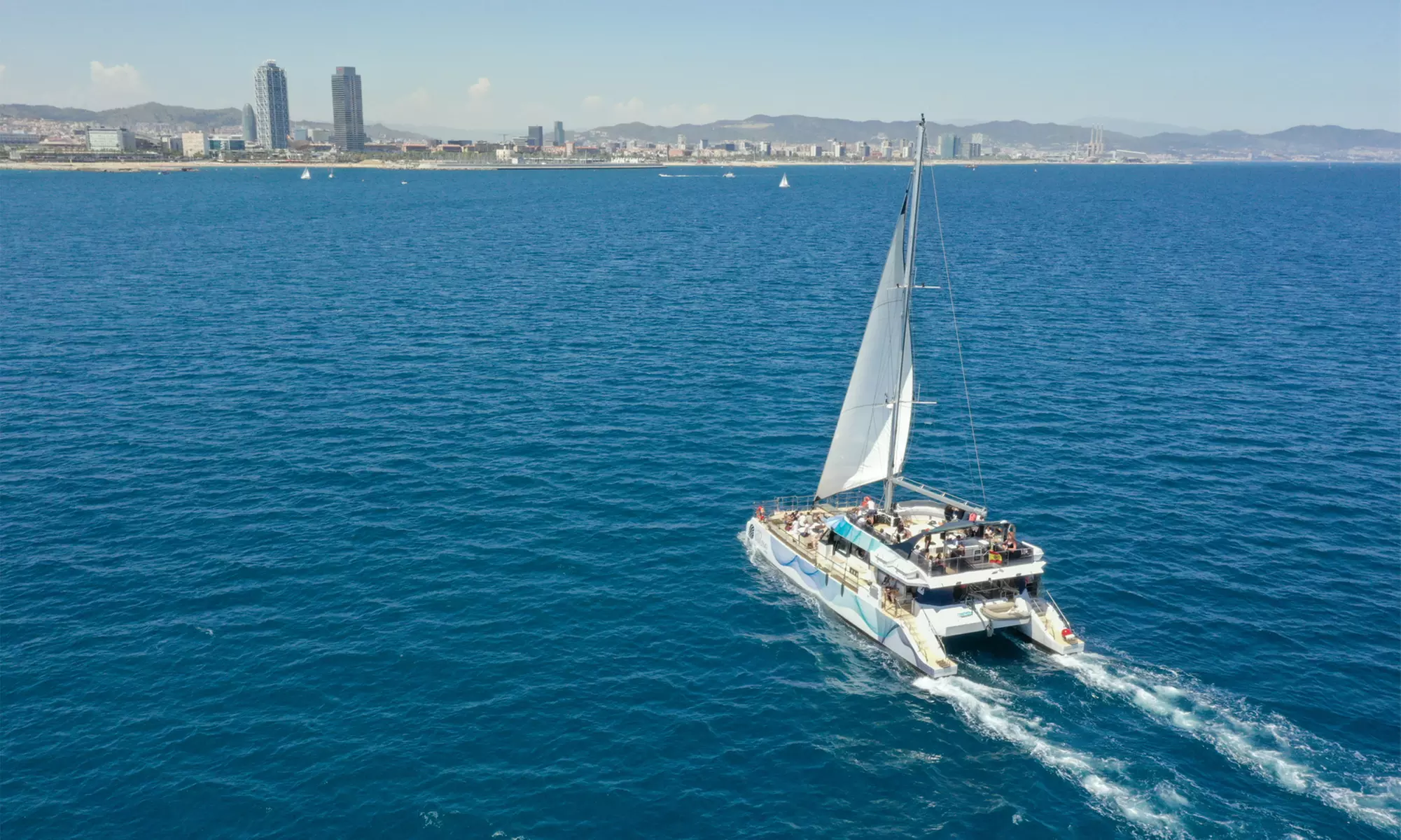 Paseo de 1 hora en catamarán a vela por la costa de Barcelona