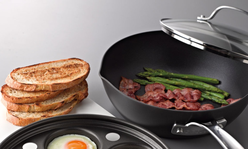 Image 2: Circulon 2-in-1 Egg Poacher Pan