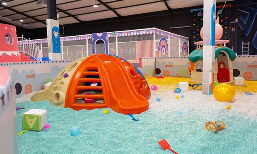 Image 3: Entrada general con acceso a 12 zonas de juego y Rincón de los Padres