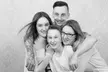 Familien-Fotoshooting inkl. 1–5 Bildern und Online-Galerie bei Studioart Media (bis zu 90% - Second Medium