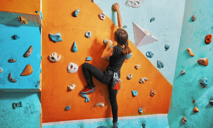 Image 1: Full-Day Indoor Bouldering Pass