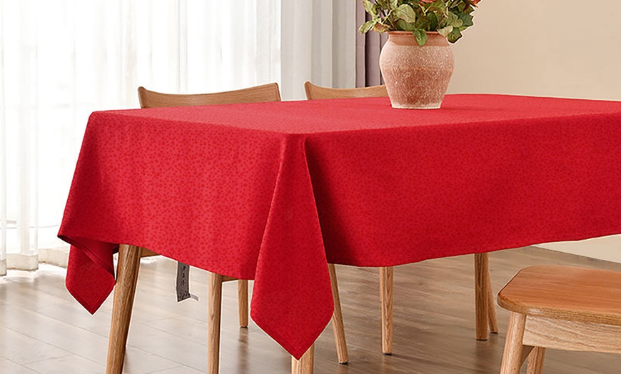 Image 1: Rood kersttafelkleed met stippen