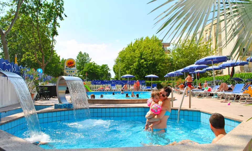 Włochy-Adriatyk: 8 dni dla 1 osoby z wyżywieniem i więcej w Hotelu Senior – dzieci poniżej 8 lat bezpłatnie - Primary Image