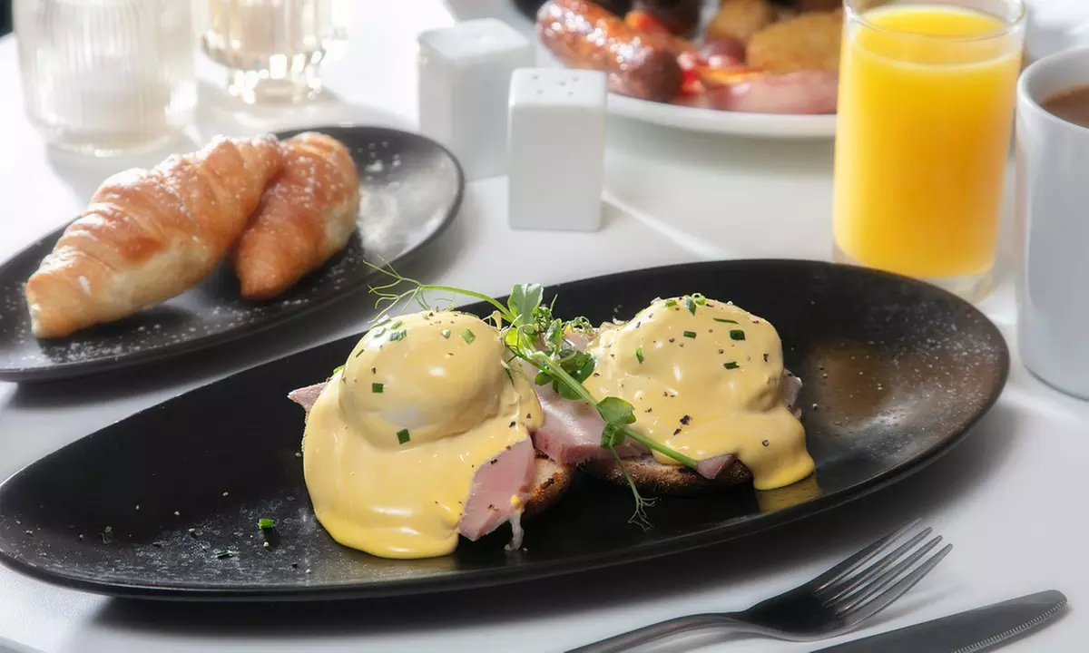 Glamorgan, South Wales: 1 Night Spa Break for 2 Food & Treatments!