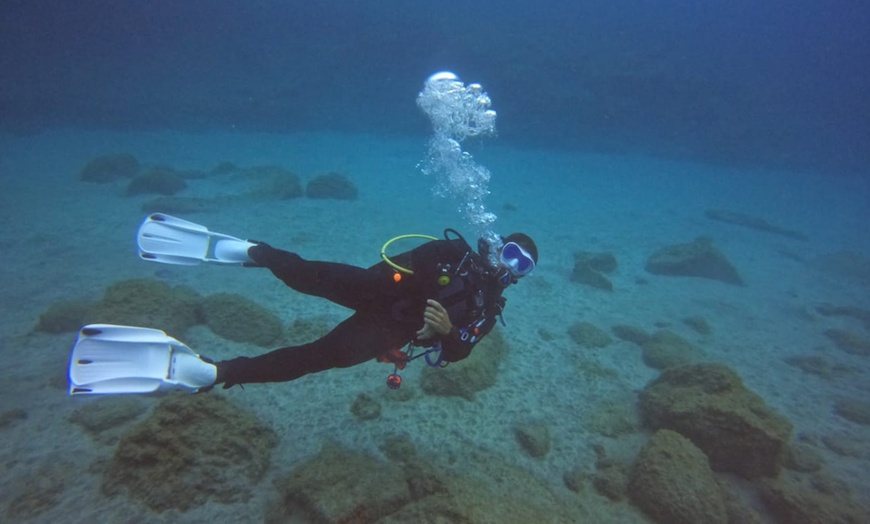 Image 4: Bautismo de buceo con reportaje fotográfico para 1 o 2 personas