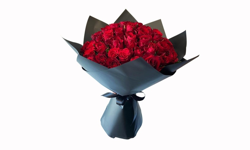 Image 5: 12, 20, 30, 25, or 100 Roses – Handheld Bouquet; In a Choice of Color