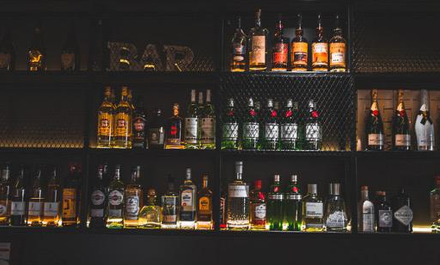 Image 2: Cocktail nach Wahl inkl. Knabberzeug für bis zu 4 Personen