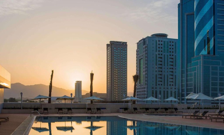 Image 4: Fujairah: 1 to 3 Nights 4* Stay with Breakfast and Dinner