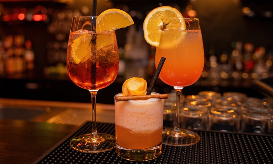 Image 1: Trinkvergnügen zum halben Preis: Cocktails & Aperol Spritz