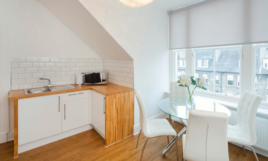 Image 4: Edinburgh: 1- or 2-Night 4* Apartment Stay