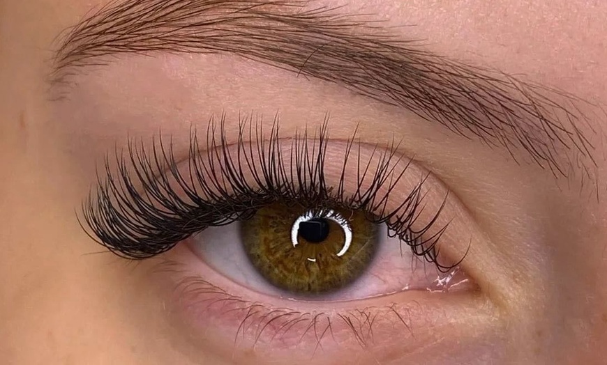 Image 3: Up to 55% Off on Eyelash Extensions at Bee Beauty