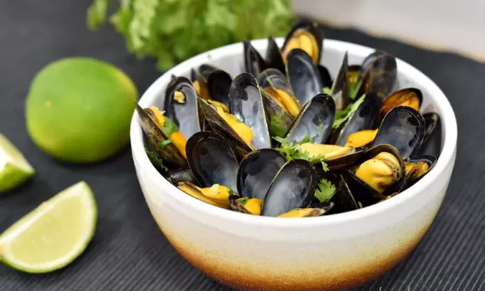 Saborea marisco fresco acompañado de una botella de vino blanco para 2