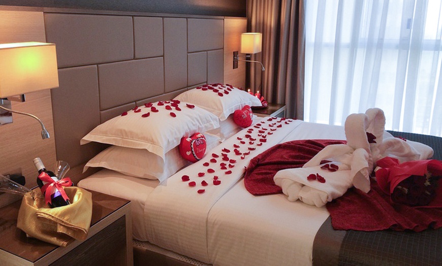 Image 1: Abu Dhabi: 4* Romantic Stay with Breakfast