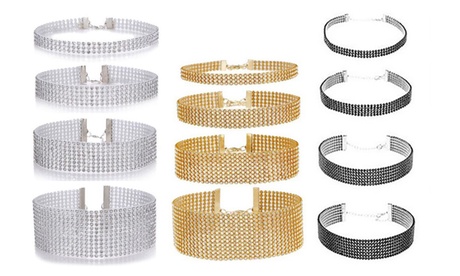 Fino a 3 set di 4 collane con strass disponibili in 3 colori