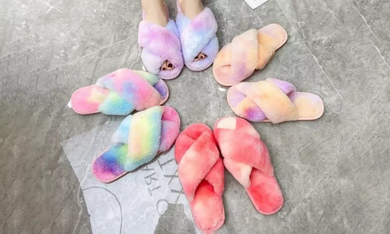 Chaussons en fausse fourrure colorée - Primary Image