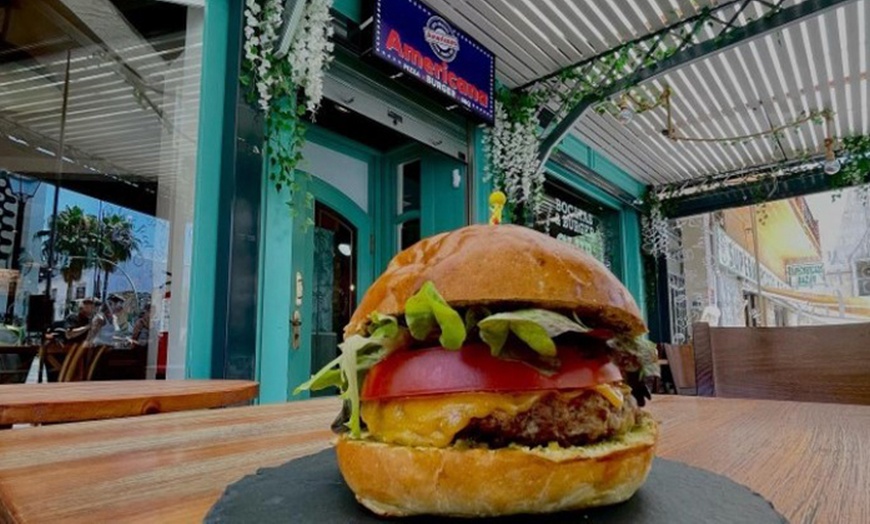 Image 2: Menú de hamburguesas o pizzas para 2 o 4 personas en Americana Burger