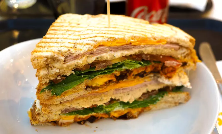Image 2: Menú de hamburguesa para 2 o 4 con bebida y chupito o copa de champán