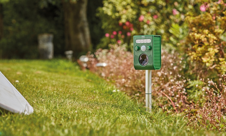 Image 2: Solar-Powered Flash Pest Repeller