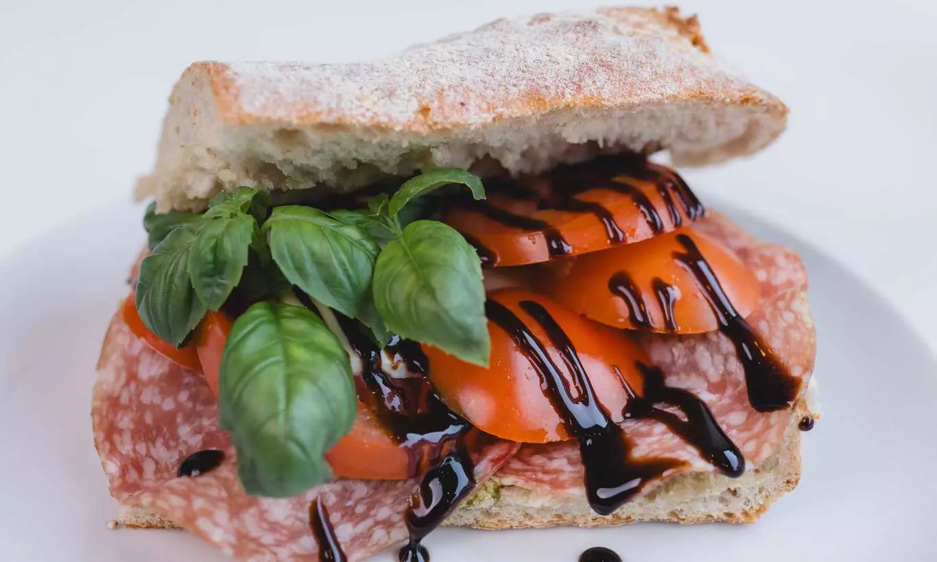 Heißgetränk inkl. Panini oder Kuchen nach Wahl