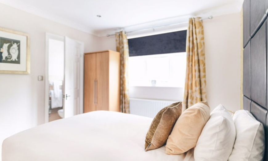 Image 4: Berkshire: 4* Double Room Stay with Dinner