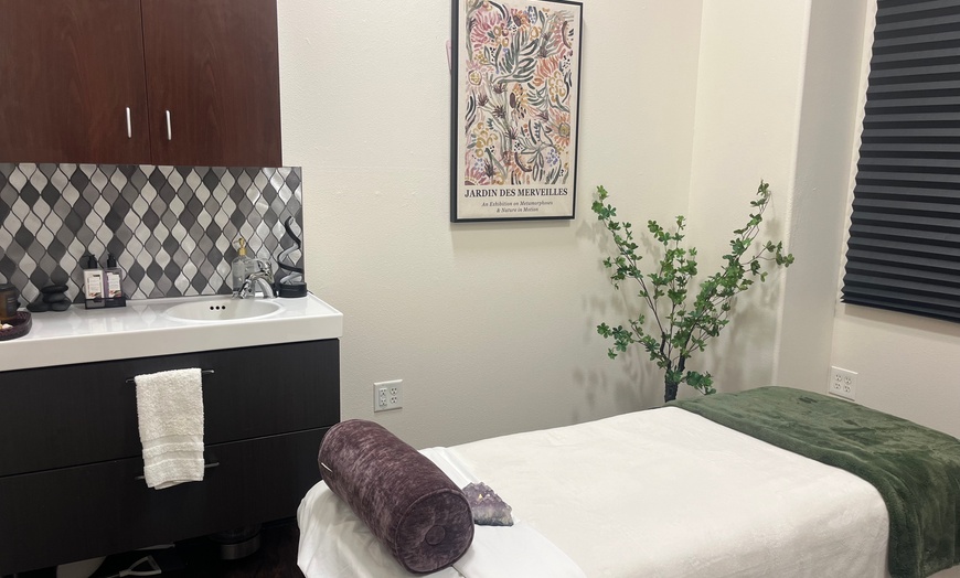 Image 2: 60 or 90-Min Couples Swedish or Deep Tissue Massage