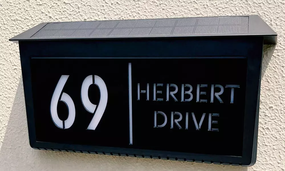 Decoración con estilo: 1 o 2 letreros de casa cargados con luz solar