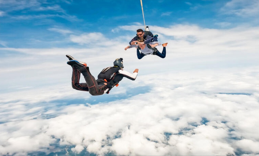 Image 4: Saut en parachute en tandem avec Skydive Mimizan
