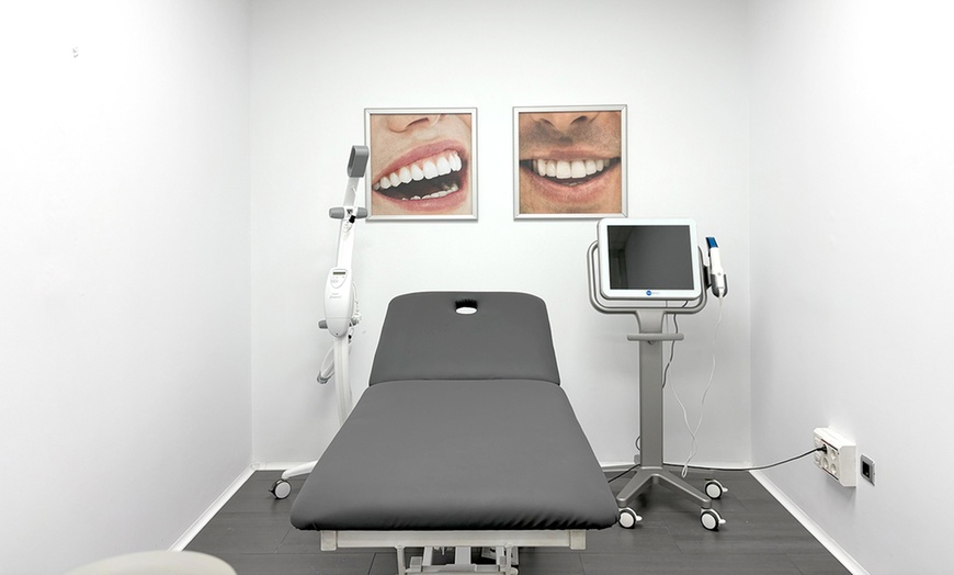 Image 2: Blanqueamiento dental led con limpieza y fluorización, 1 o 2 sesiones