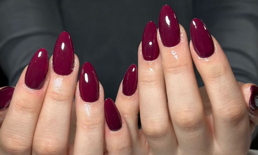 Image 5: Klassische Maniküre oder Nagelmodellage inkl. Farbe für 1 Pers.