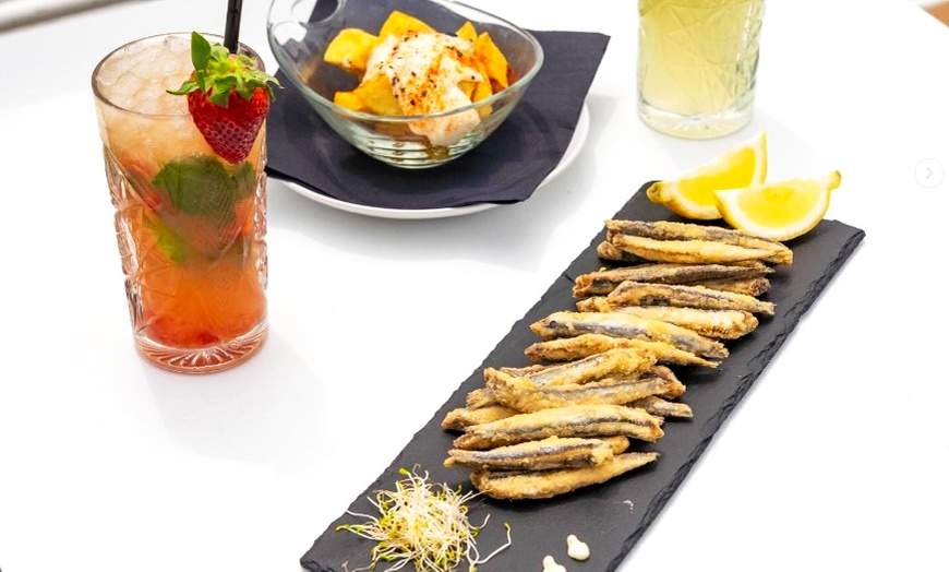 Image 9: Plan Beach con vistas al mar y opciones de menú para 2 o 4 personas