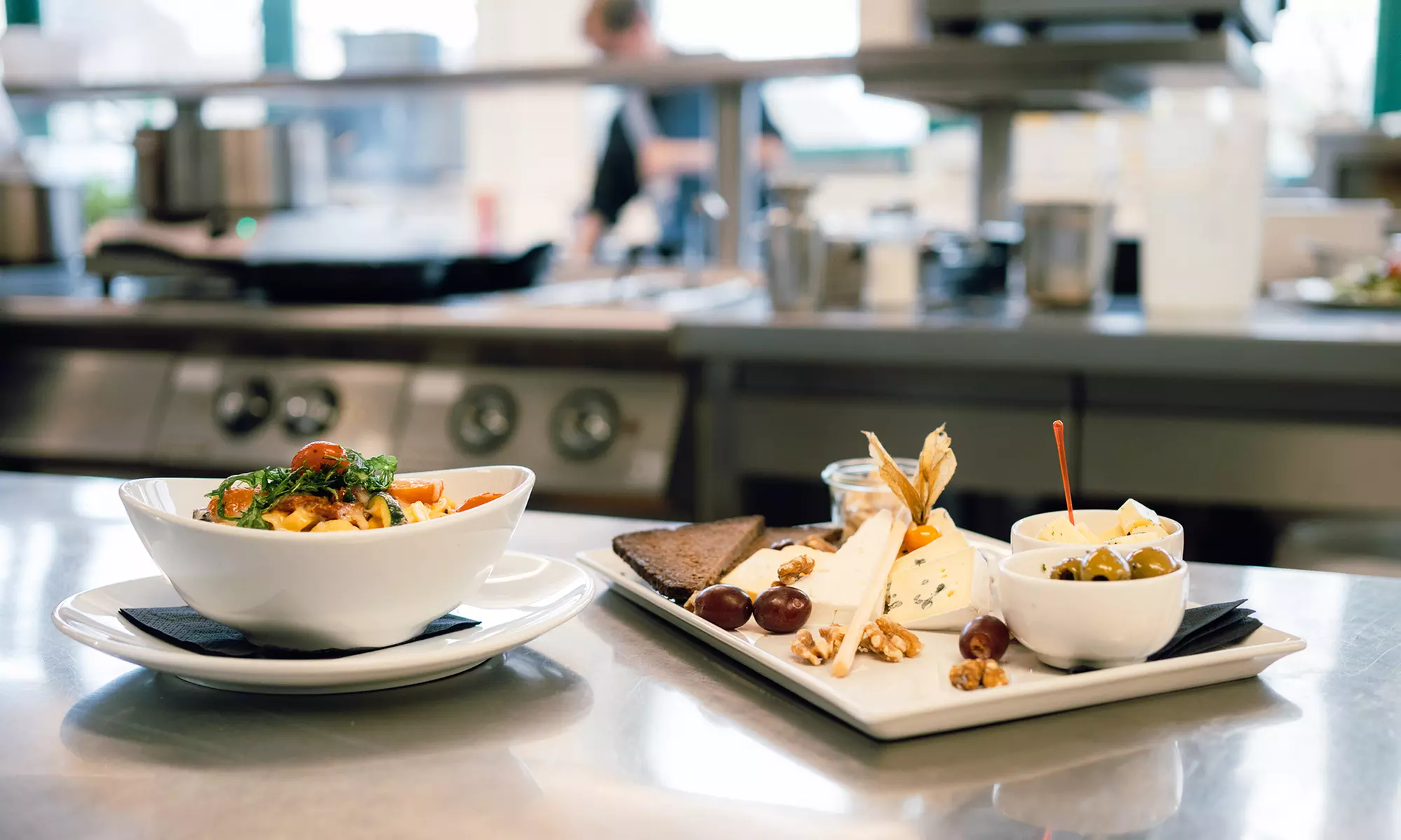 Ticket für Travestie-Revue „Stars & Glamour“ im Carte Blanche