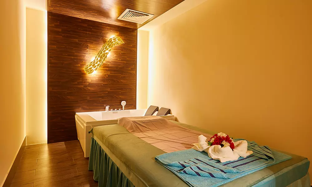 Fujairah: 5* One-Night Stay w/ Optional Breakfast and Dinner Buffet