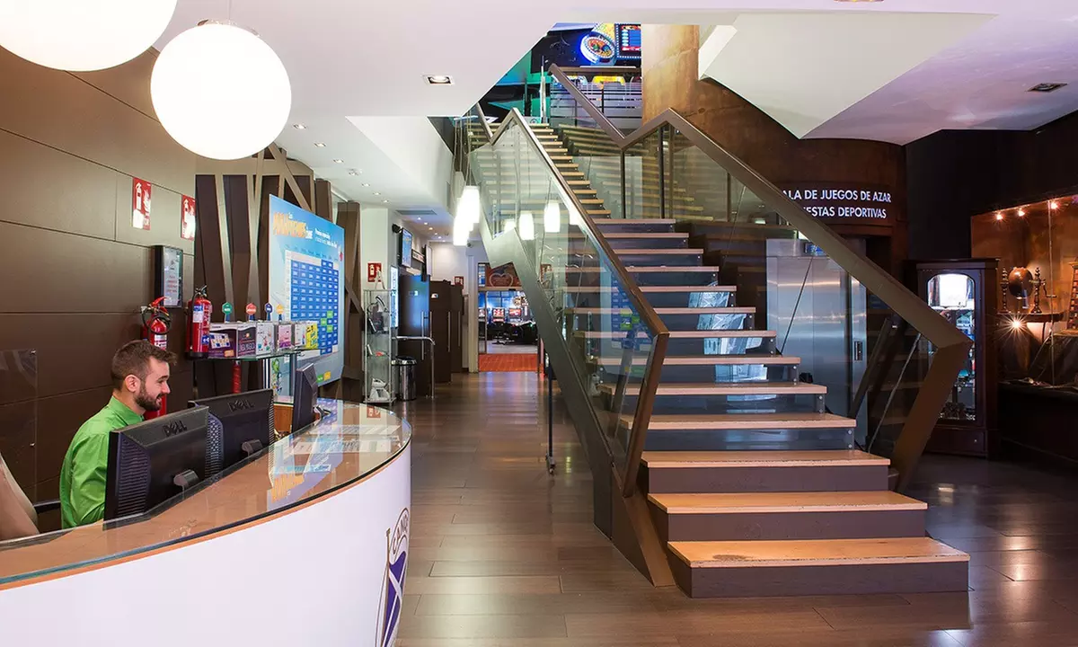 Comilona y diversión: menú con copas, crédito de juego y parking