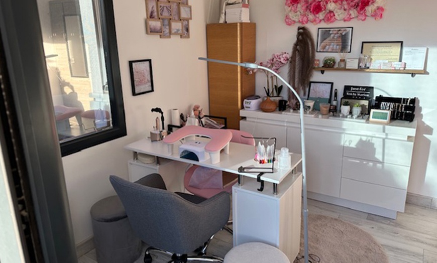 Image 3: Pose de semi-permanent couleur des mains et/ou des pieds