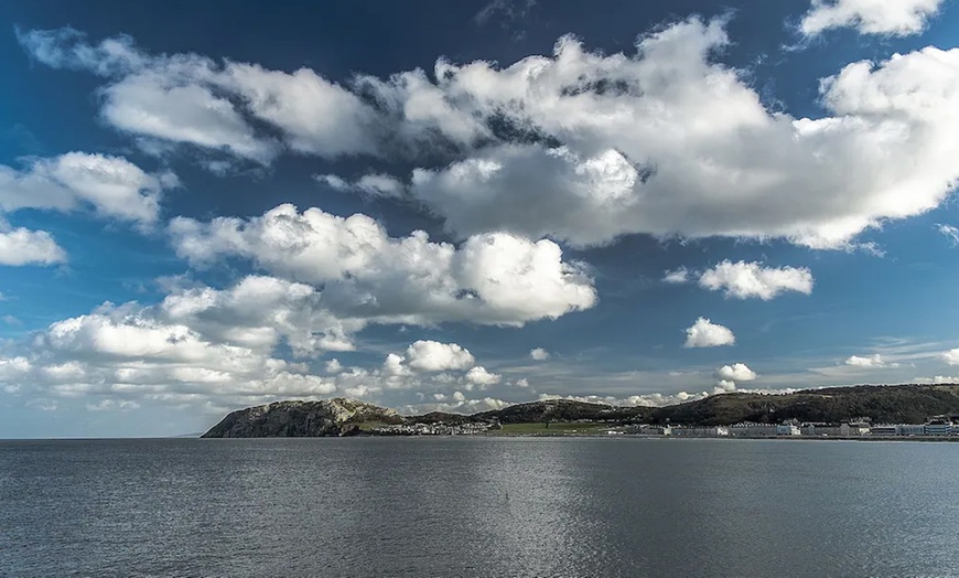 Image 2: Llandudno: 1 Night Stay for 2 with Breakfast, Dinner & Sweet Treat