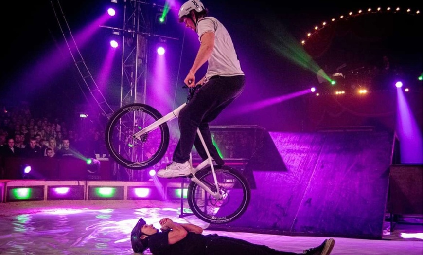 Image 3: Ticket für spektakuläre Shows & Musik: 12. Krefelder Weihnachtscircus