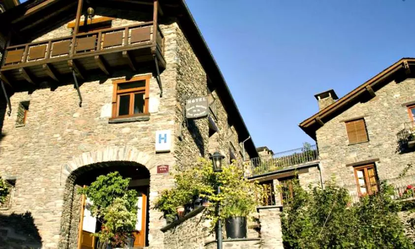 Ordino: habitación doble para 2 personas con desayuno o media pensión en Hotel Santa Bàrbara de la Vall d'Ordino - Primary Image