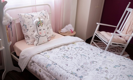 Lot comprenant une couette, une taie d'oreiller et un coussin déco