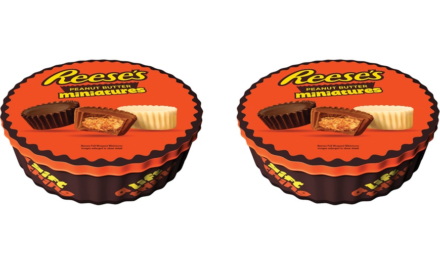 Image 3: Christmas Reese's Gift Tin