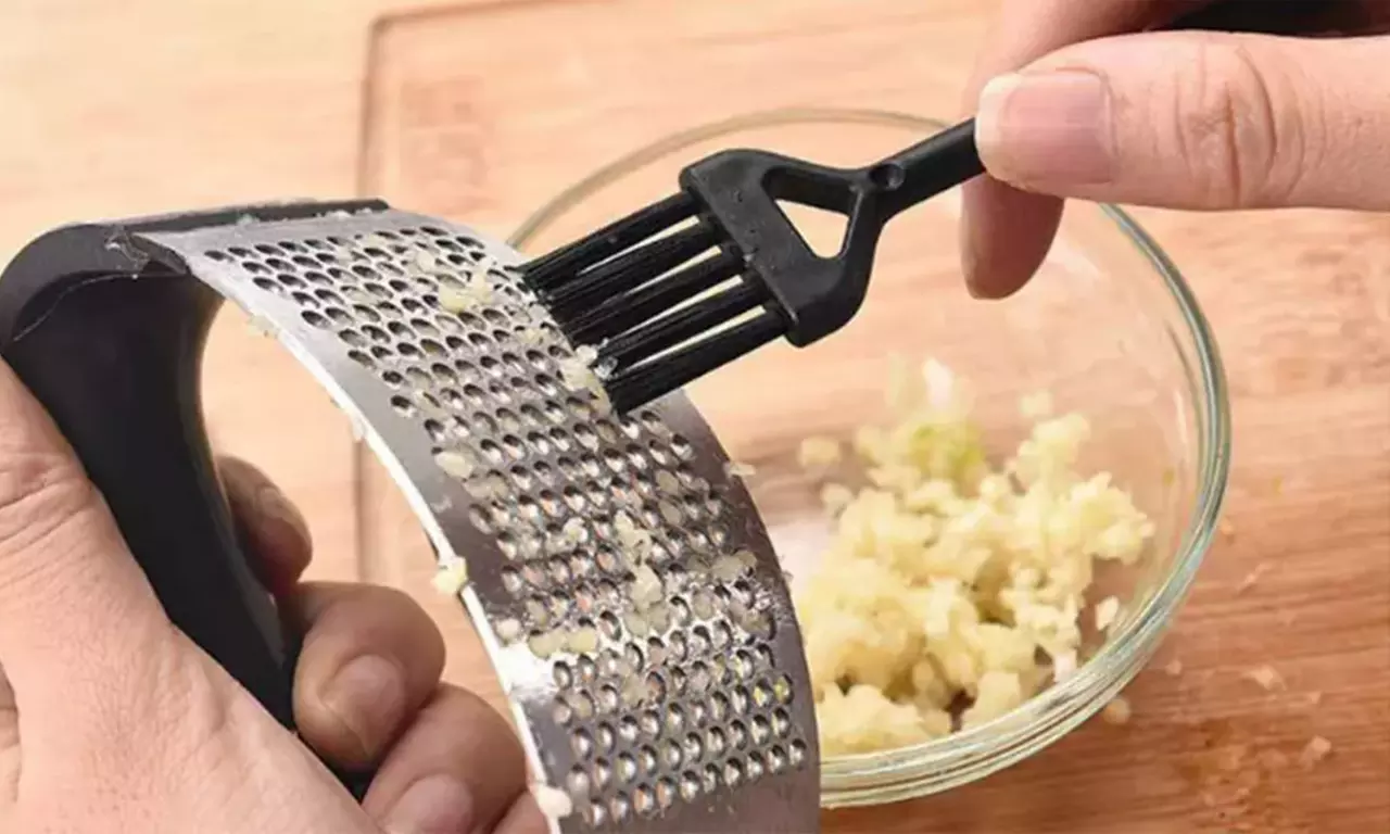 Set comprenant un presse-ail, un épluche-ail et une brosse de nettoyage - Image 7