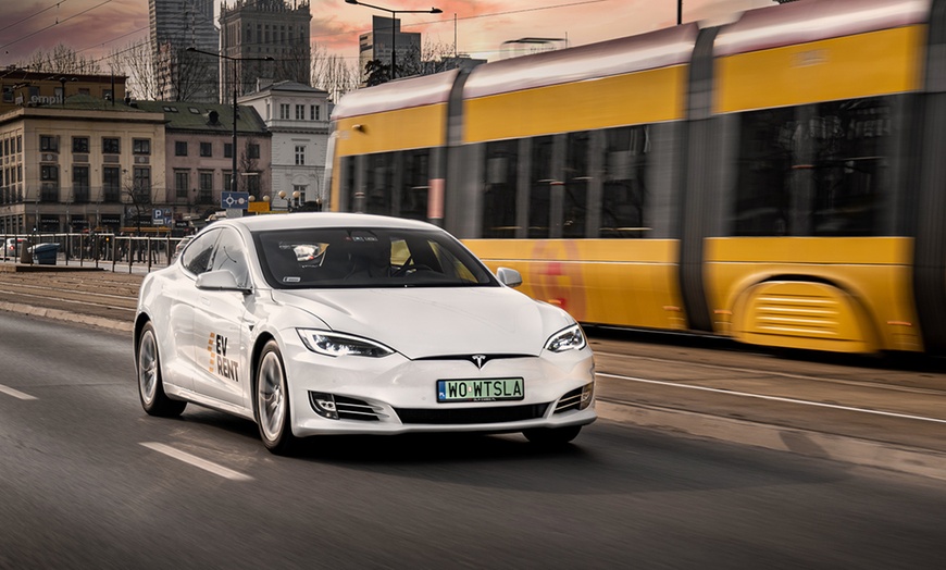 Image 6: Jazda za kierownicą wybranego samochodu marki Tesla i więcej 