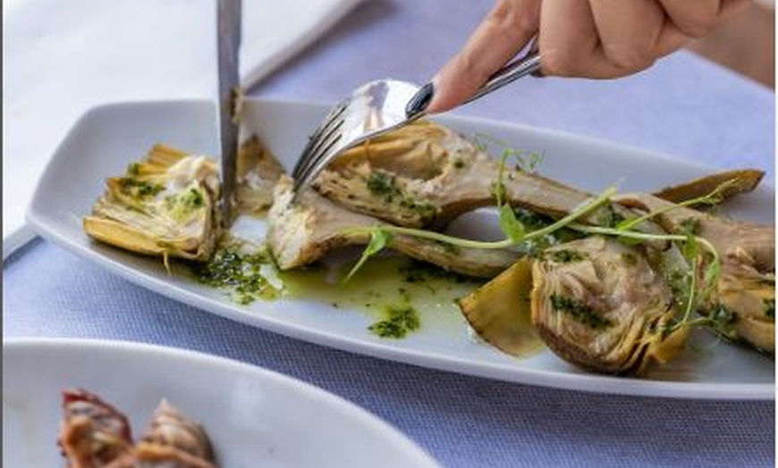 Image 24: Menú comida con visita a bodega con paseo por la finca y cata de vino