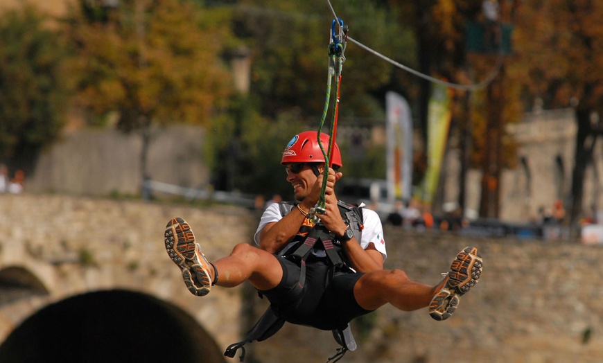 Image 2: Lanci in teleferica sulle mura di Bergamo Alta 