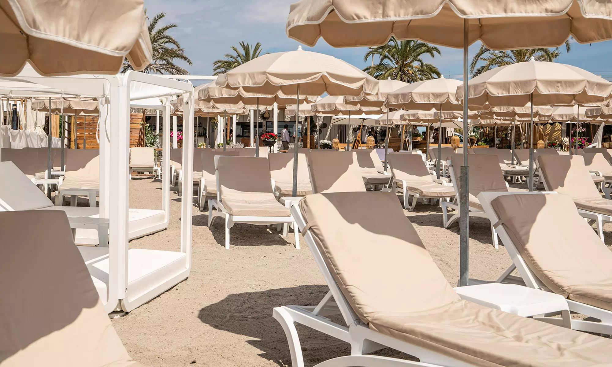 Journée plage privée à deux : détente privilégiée à Golfe-Juan