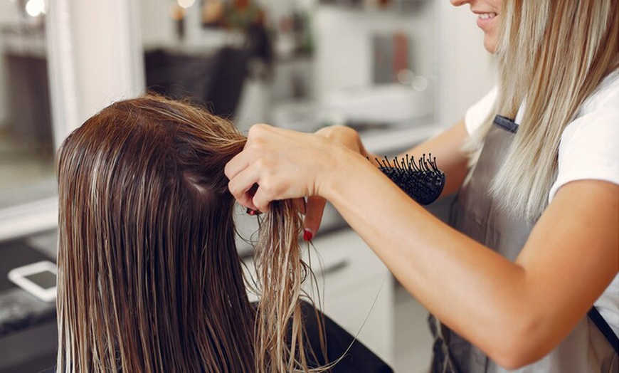 Image 2: Corte, secado y opción a tinte de raíz y baño de color 