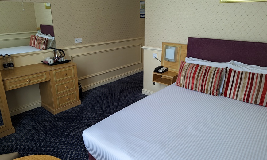 Image 2: Bournemouth: 4* Room Stay with Dinner and Wine