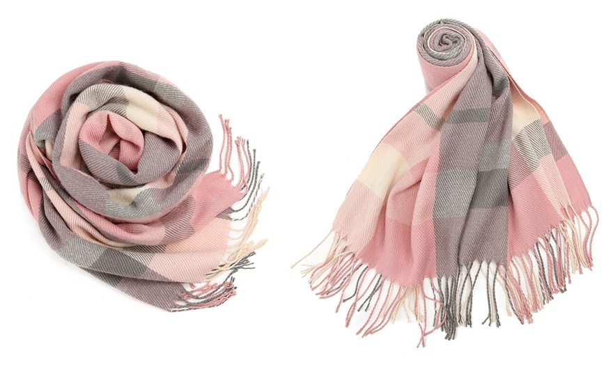 Image 7: Soft and Comfortable Tartan Tassel Scarf
