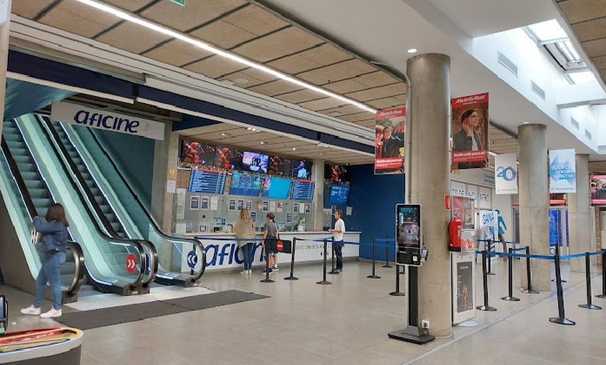 Image 3: Entrada de cine con palomitas pequeñas